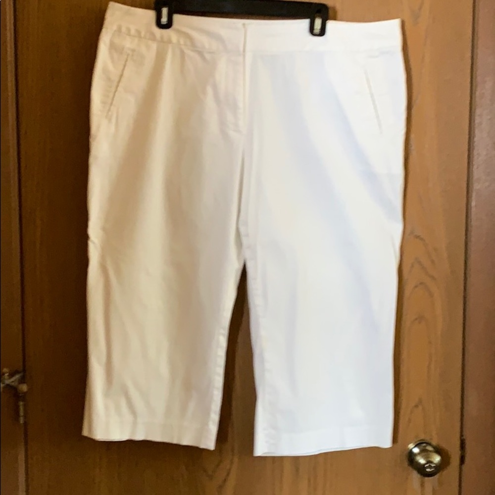 White Capris. NWOT 97% cotton 3% Spandex